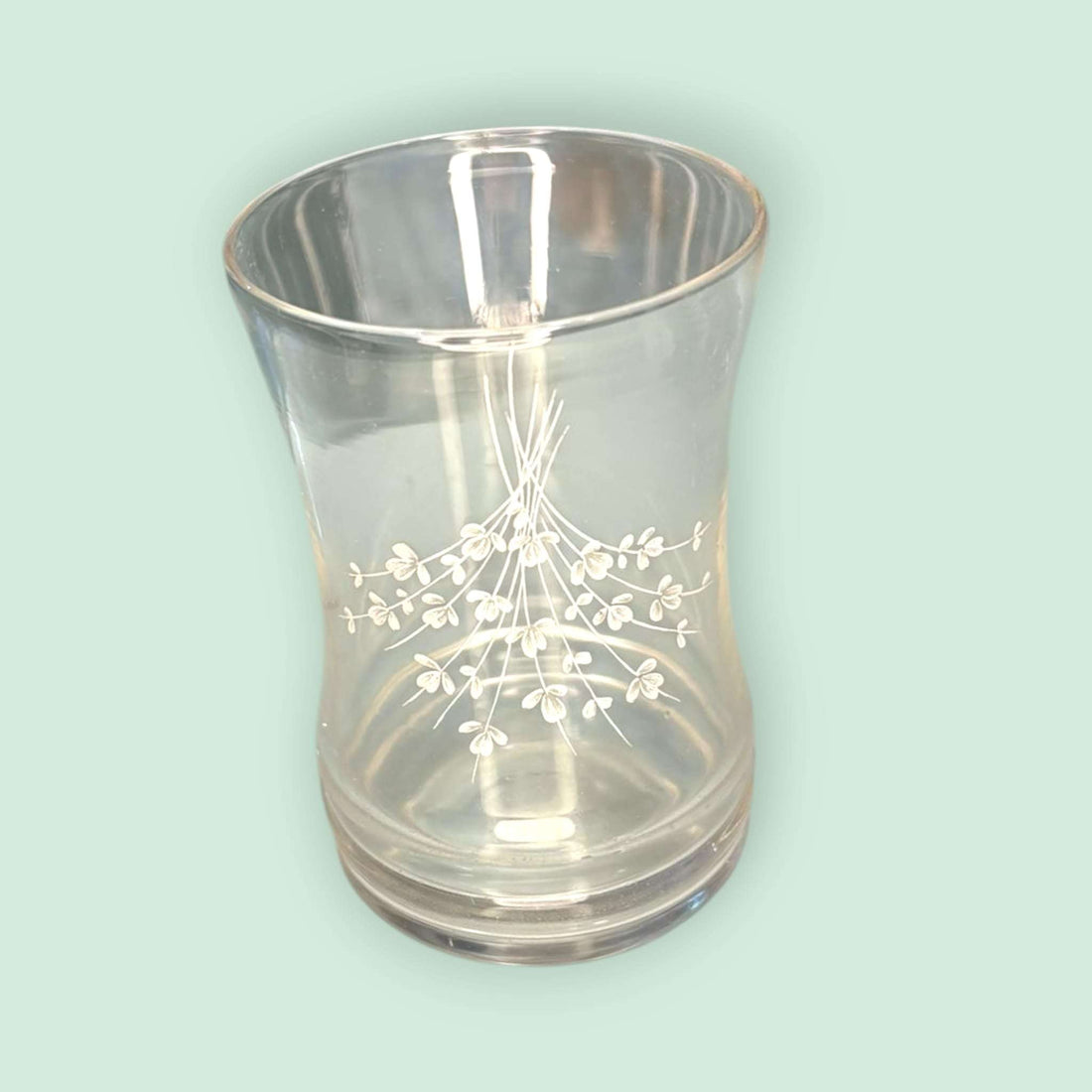 Botella con vaso de cristal antigua para agua grabada, conjunto decorativo de vidrio transparente con detalles florales. Ideal para decoración vintage.