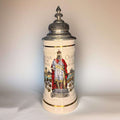 Jarra de cerveza alemana de porcelana con tapa metal grabada y figura de emperador. Decoración clásica para coleccionistas de cerámica europea.