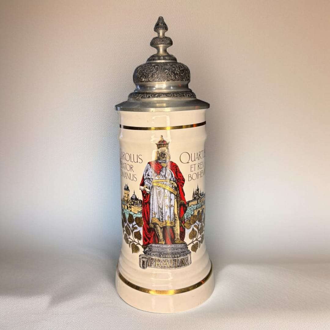 Jarra de cerveza alemana de porcelana con tapa metal grabada y figura de emperador. Decoración clásica para coleccionistas de cerámica europea.