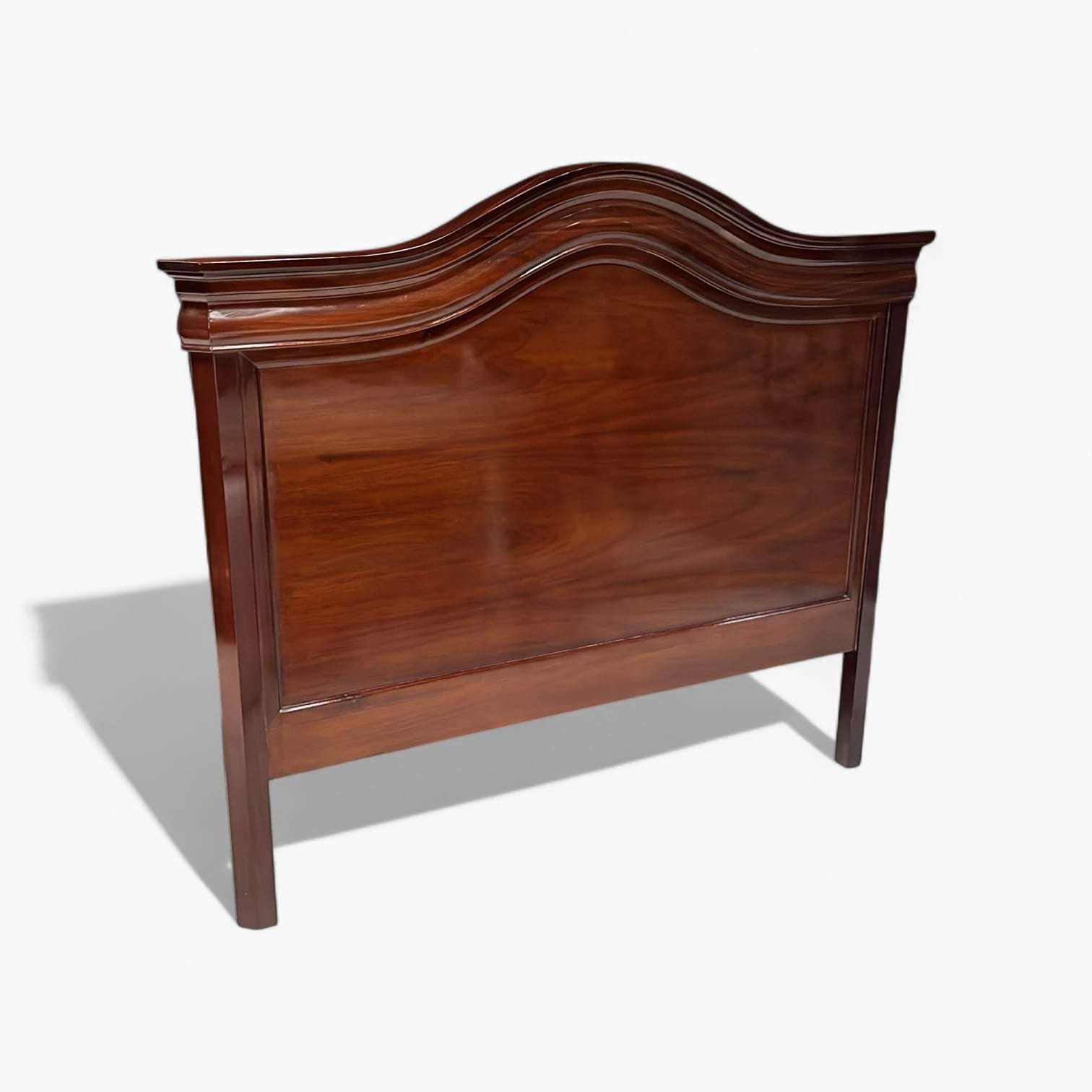 Cabecero de caoba clásico para cama de 135 cm con molduras curvas y acabado brillante. Ideal para decoración de dormitorios elegantes y atemporales.