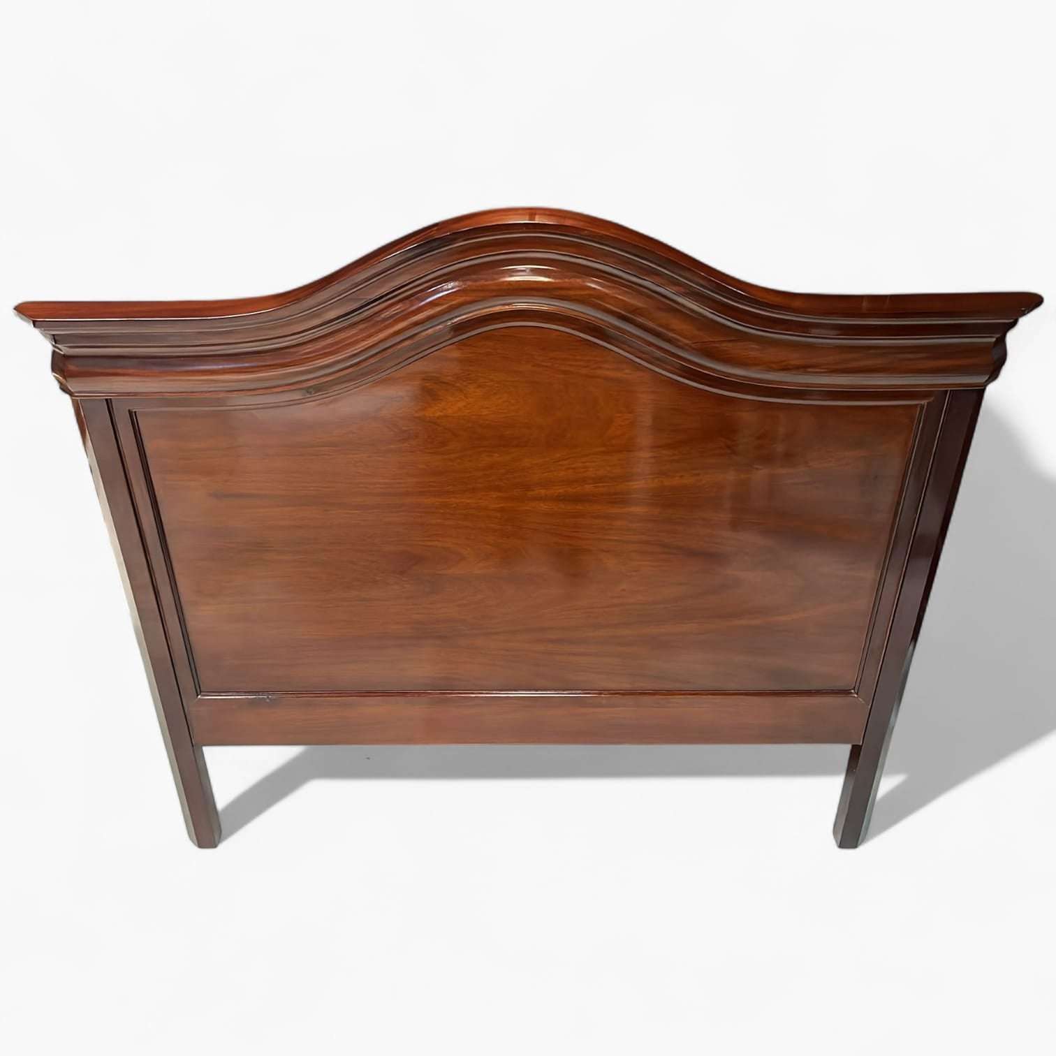 Cabecero de caoba clásico para cama de 135 cm con molduras curvas y acabado brillante. Ideal para decoración de dormitorios elegantes y atemporales.