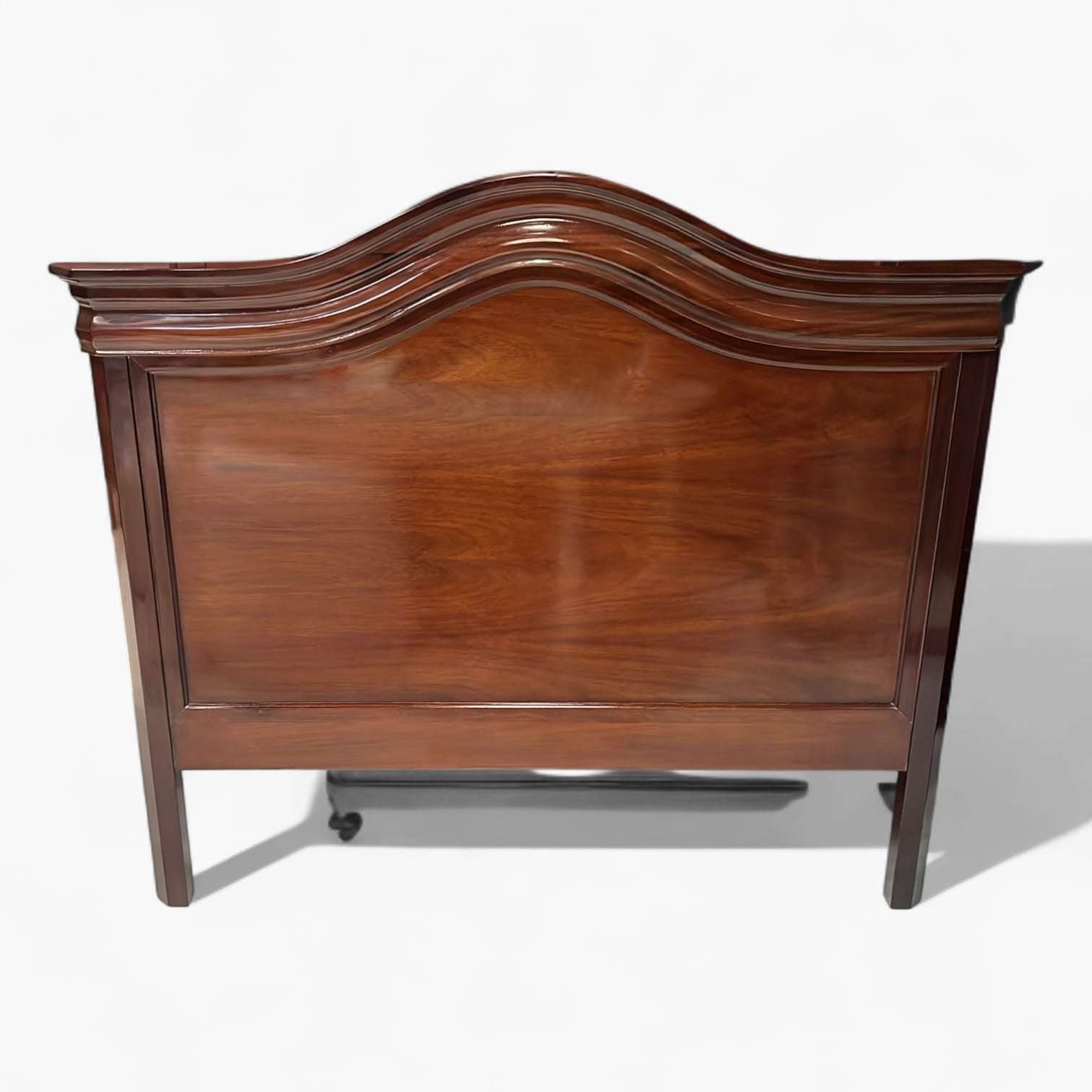 Cabecero de caoba clásico para cama de 135 cm con molduras curvas y acabado brillante. Ideal para decoración de dormitorios elegantes y atemporales.