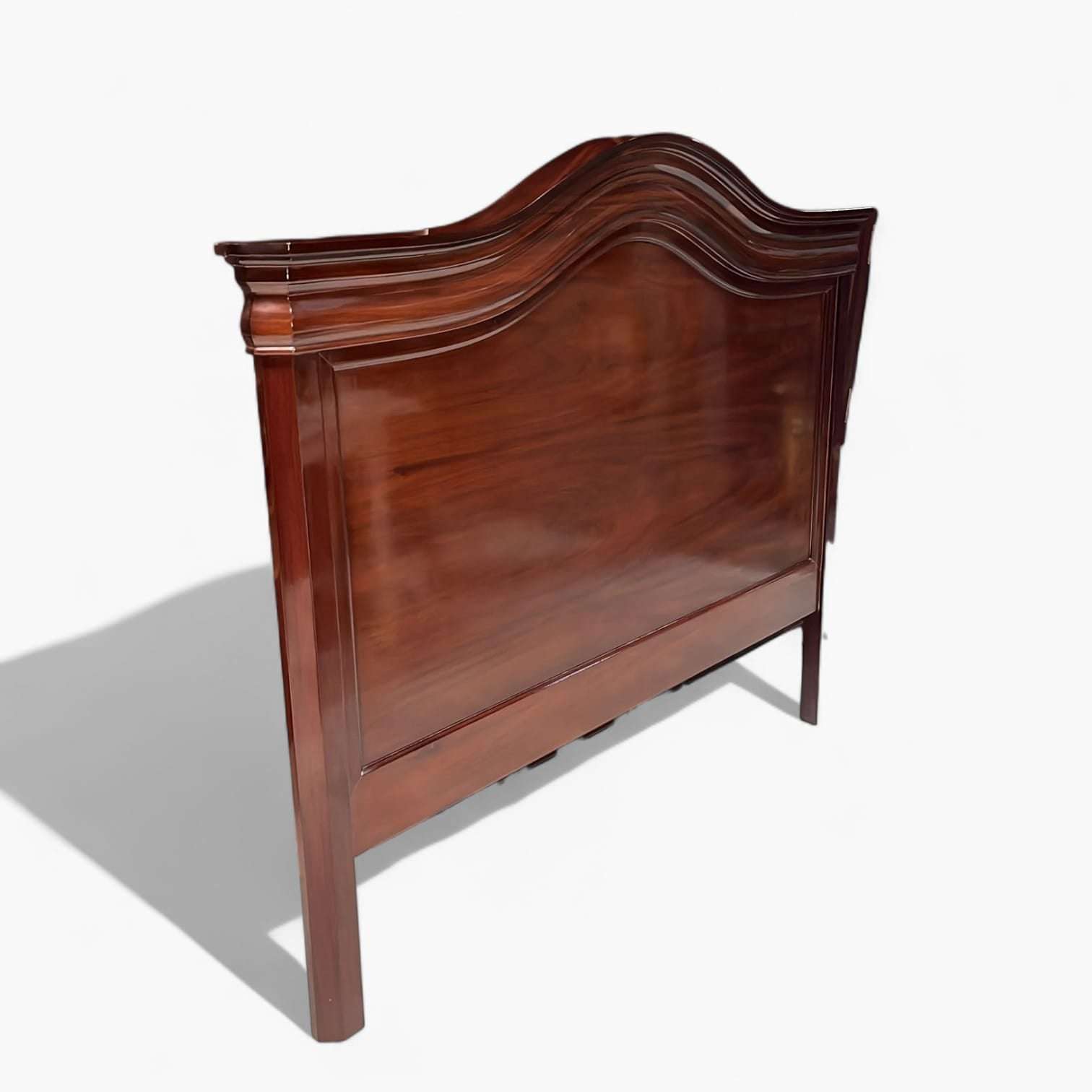 Cabecero de caoba clásico para cama de 135 cm con molduras elegantes y acabado brillante. Ideal para decoración de dormitorios con estilo atemporal.