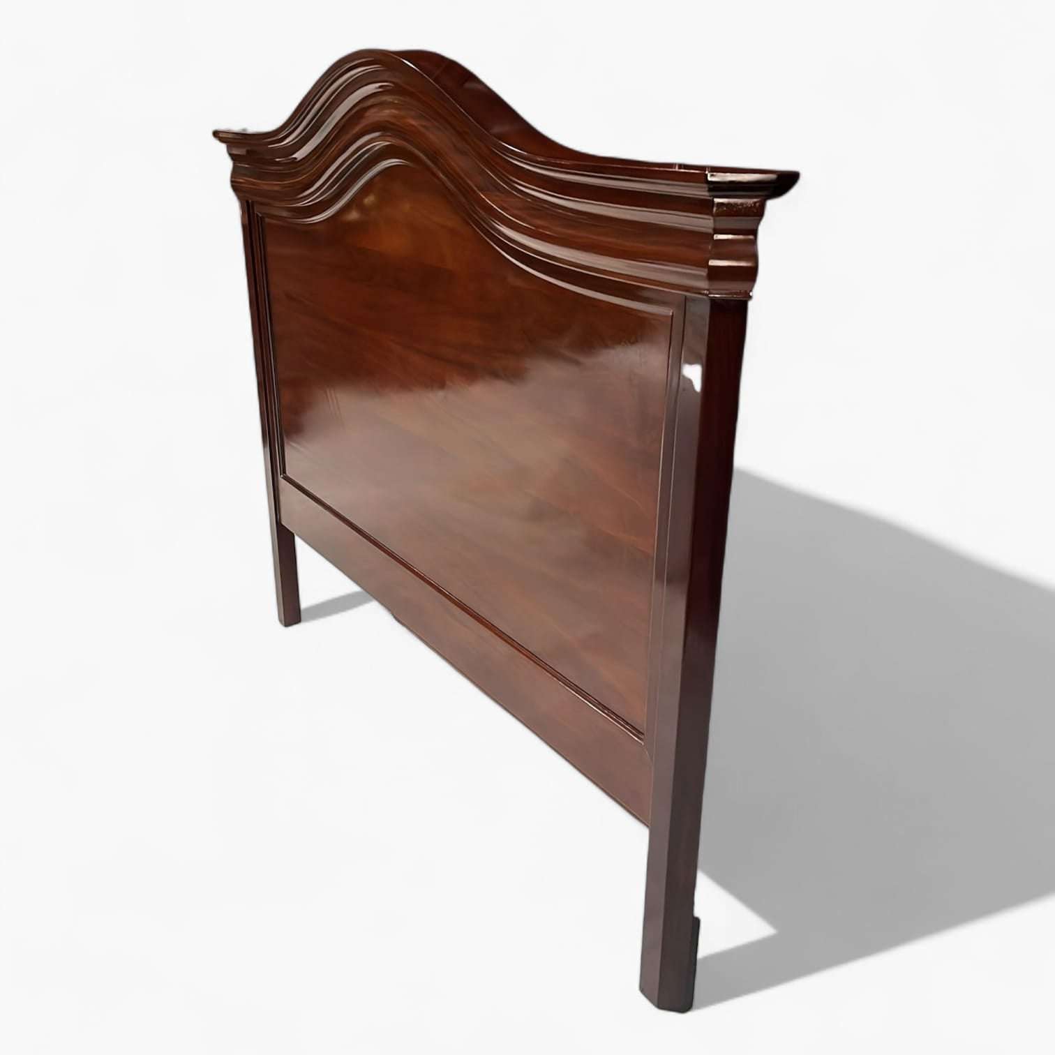 Cabecero de caoba clásico para cama de 135 cm con molduras curvas y acabado brillante. Ideal para decoración de dormitorios elegantes y atemporales.