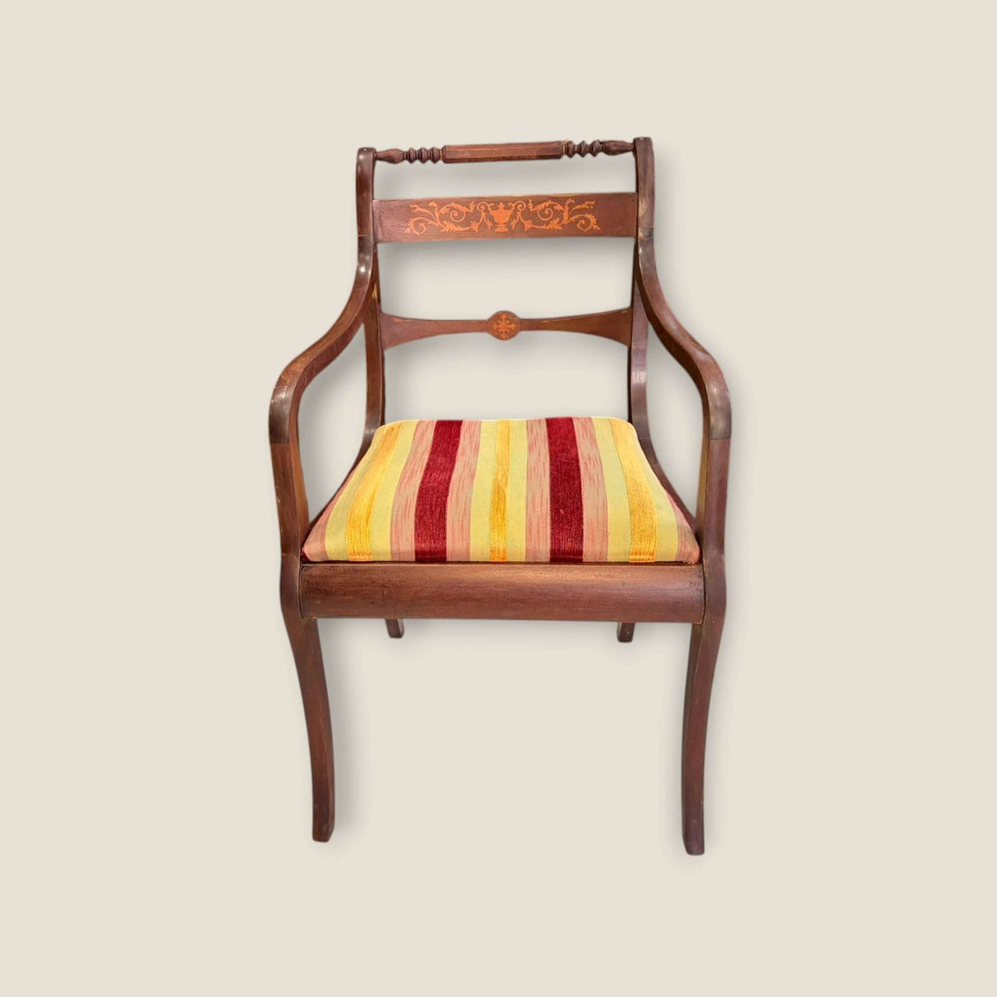 Par de sillones de caoba con taracea y brazos clásicos elegantes, tapizados a rayas rojas, amarillas y naranjas. Ideal para decoración de salón vintage.