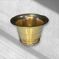 Mortero de bronce antiguo sin maja, acabado brillante y forma cónica, perfecto para decoración rústica en interiores clásicos.
