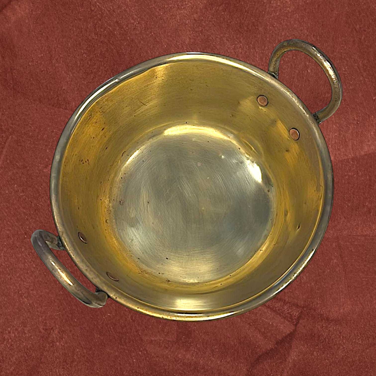 Caldero de cobre dorado antiguo con asas, diseño original y resistente. Ideal para decoración vintage o como pieza de colección exclusiva.