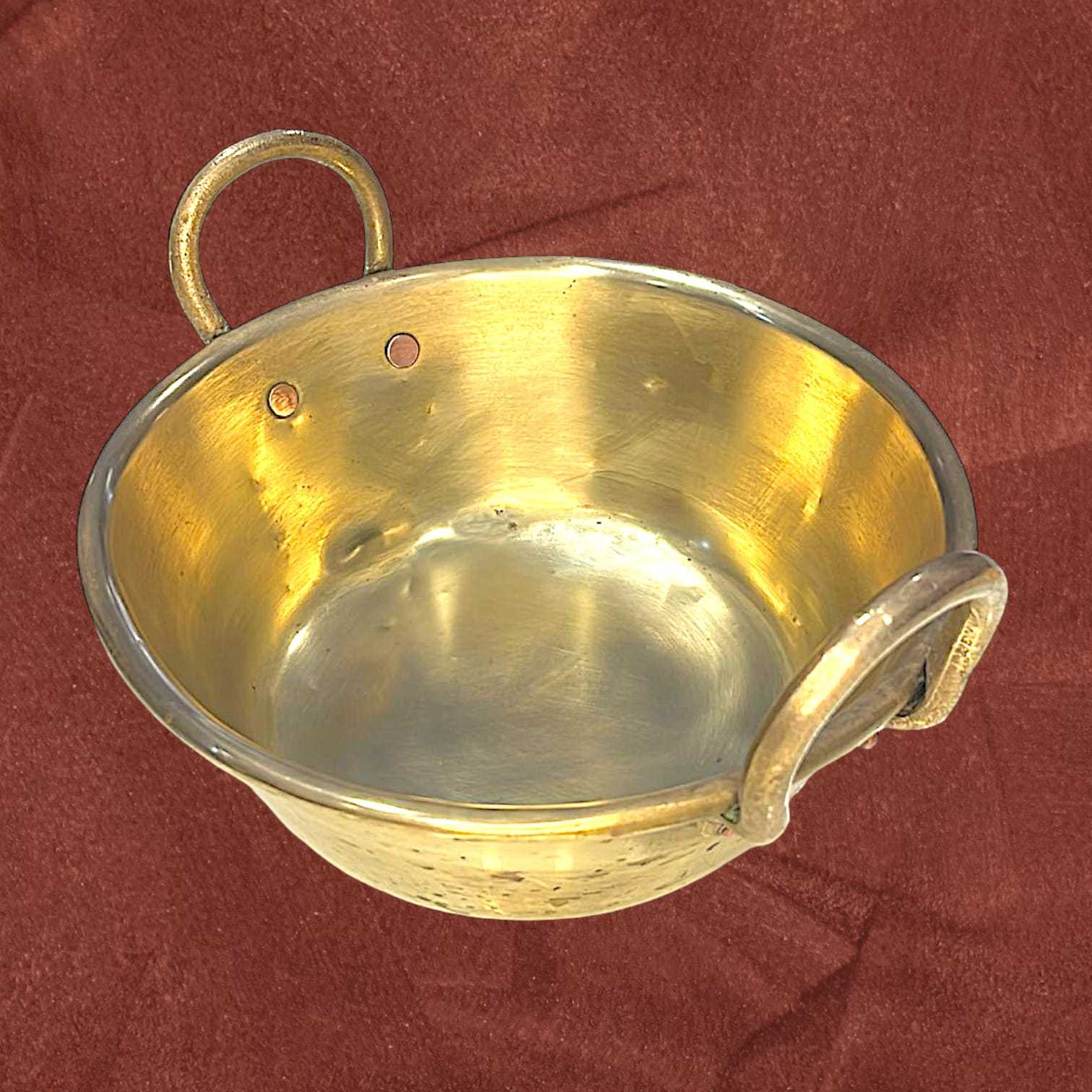 Caldero de metal antiguo dorado con asas, ideal para decoración vintage en hogar o jardín. Pieza original de alta calidad y acabado brillante.