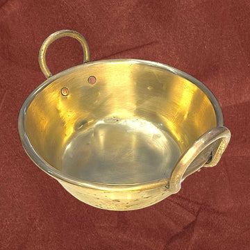 Caldero de metal antiguo dorado con asas, ideal para decoración vintage en hogar o jardín. Pieza original de alta calidad y acabado brillante.
