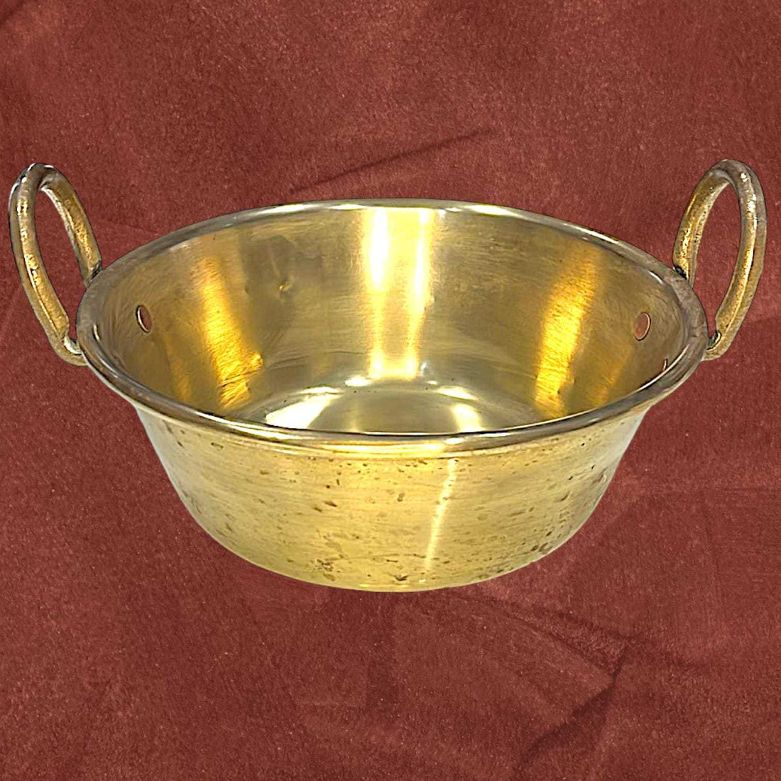 Caldero de metal antiguo dorado con asas, ideal para decoración vintage en hogar o jardín. Pieza original de alta calidad y acabado brillante.