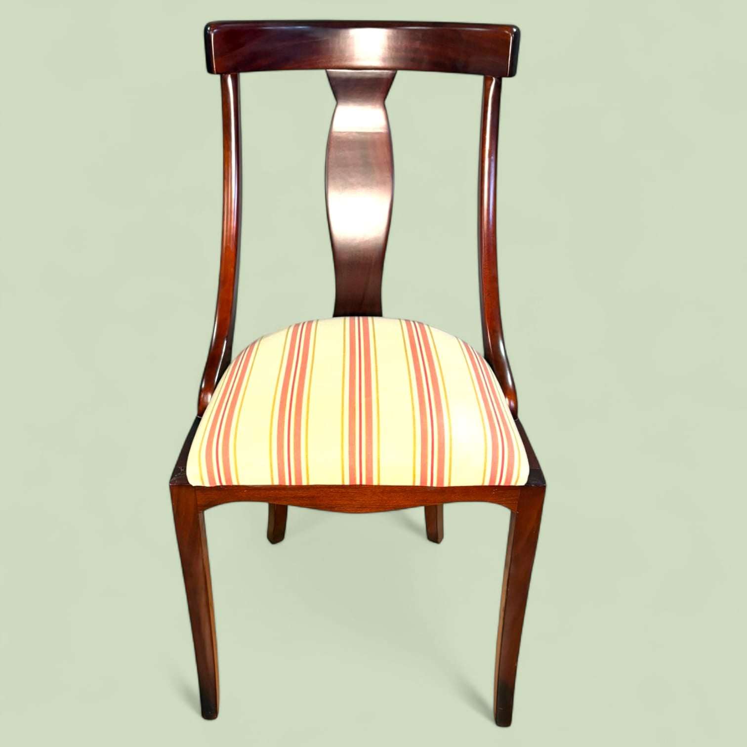 Silla clásica de comedor en caoba con respaldo curvo y asiento tapizado a rayas, ideal para decoración de interiores en Home & Garden.