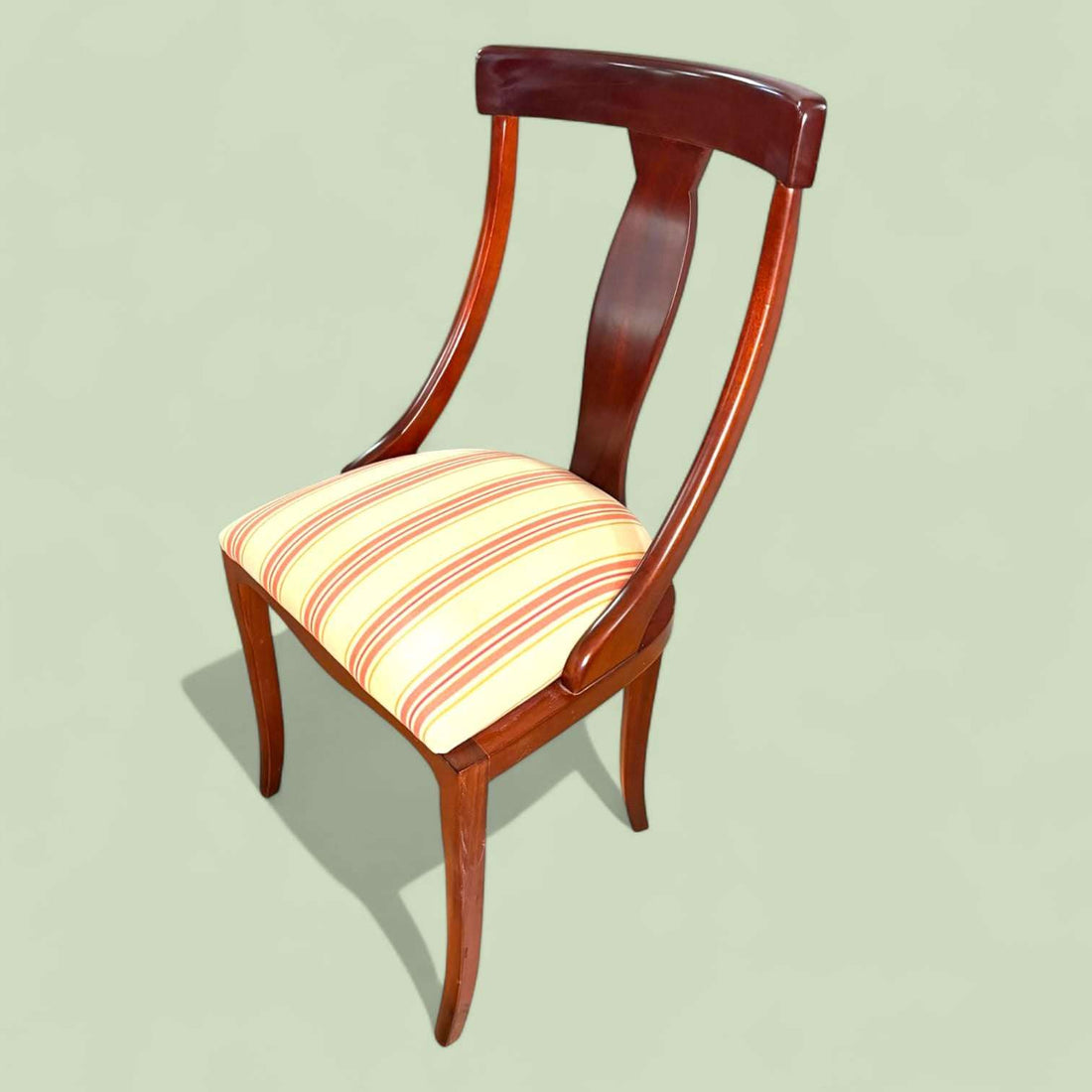Silla clásica de comedor en caoba con respaldo curvo y asiento tapizado a rayas, ideal para decoración de interiores en Home & Garden.