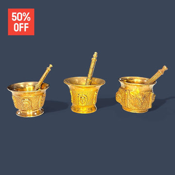 Morteros pequeños de bronce antiguos: set decorativo único con mazas talladas, ideal para decoración vintage en hogar o jardín.