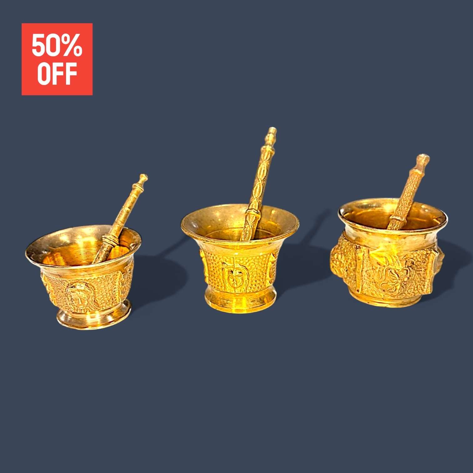 Set de tres morteros pequeños de bronce antiguos con detalles grabados, decoración exclusiva para espacios elegantes y rústicos.