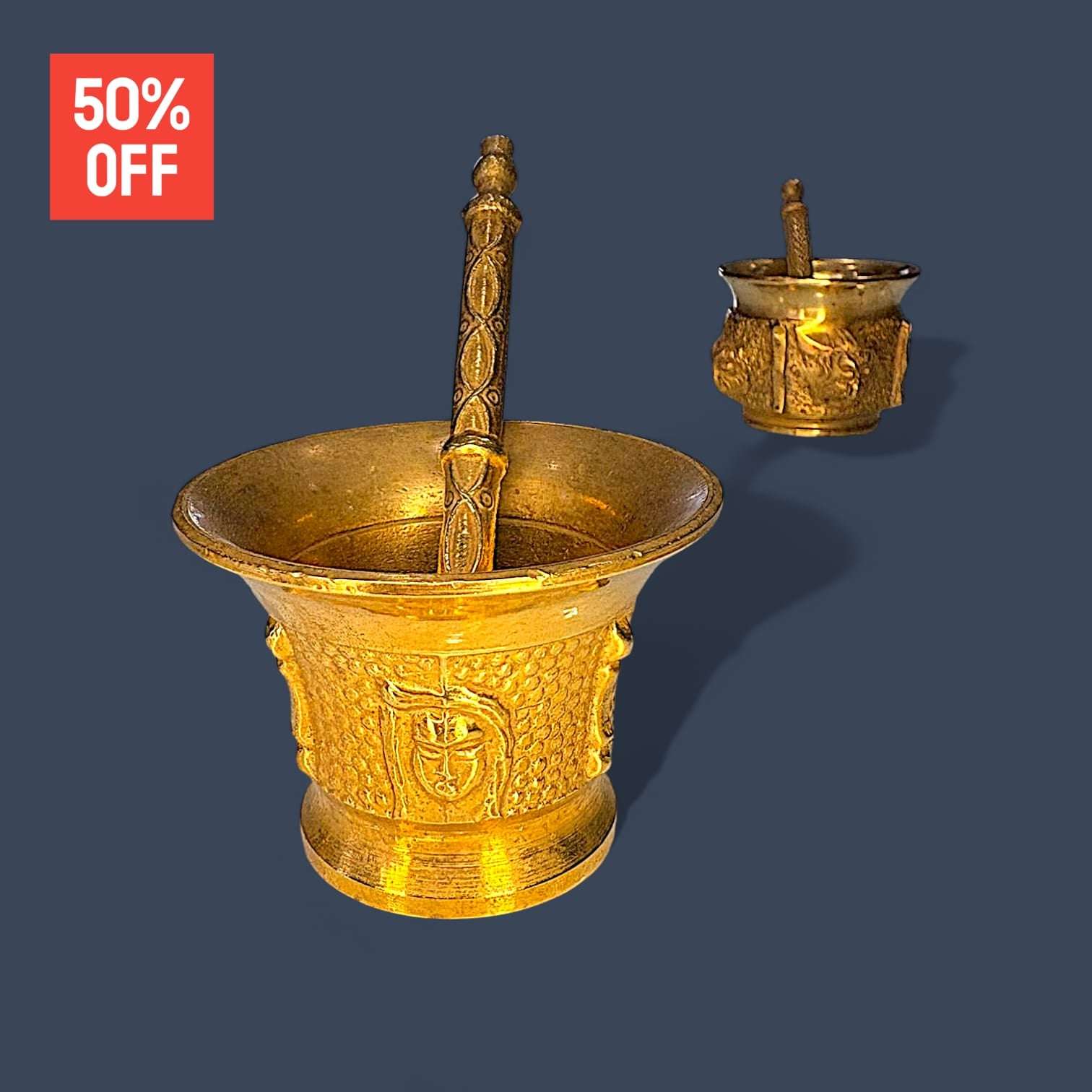 Mortero de bronce antiguo con maza ornamentada, parte del set decorativo único para coleccionistas y amantes del estilo clásico.