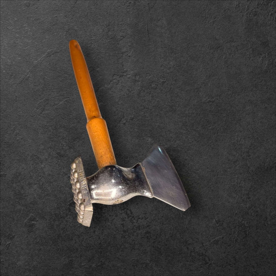 Martillo y hachuela para carne de acero con mango de madera, herramienta antigua decorativa para cocina rústica. Ideal para coleccionistas de utensilios vintage.