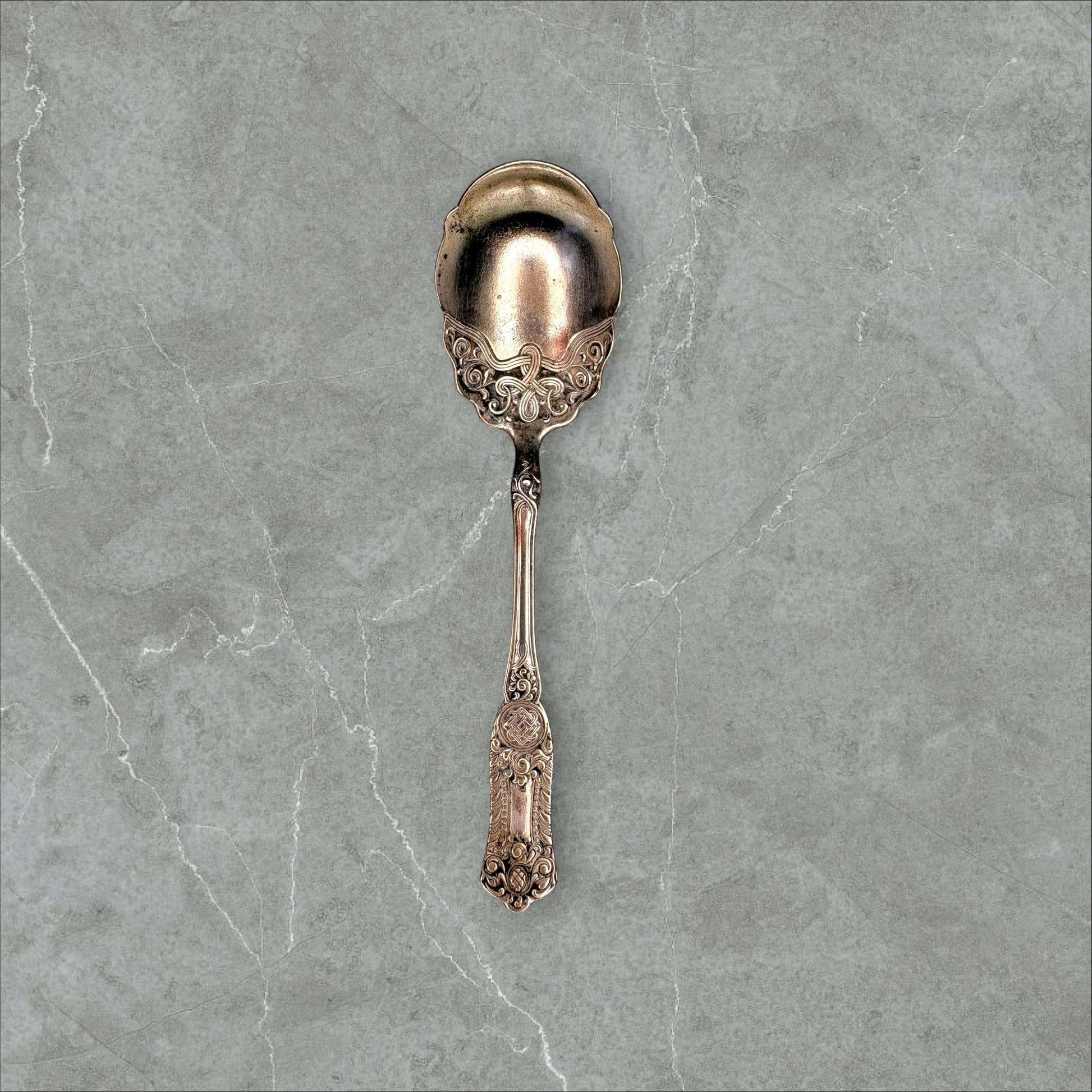 Vista superior de cuchara azucarera de metal plateado vintage, pieza decorativa ideal para estilo retro en cocina o comedor.