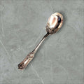 Cuchara azucarera vintage de metal plateado con detalles grabados, perfecta para decoración de hogar y mesa con encanto antiguo.