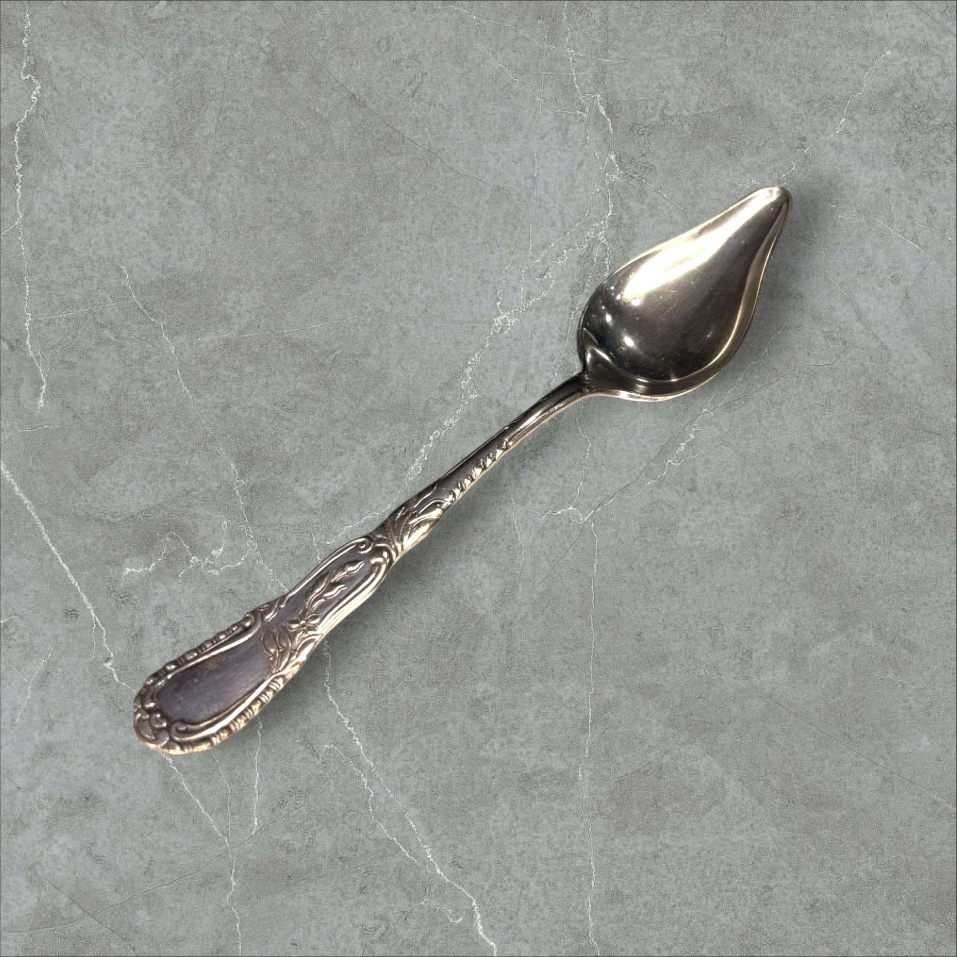 Cuchara de pomelo de diseño vintage en metal plateado, ideal para decoración de cocina o comedor con estilo clásico refinado.