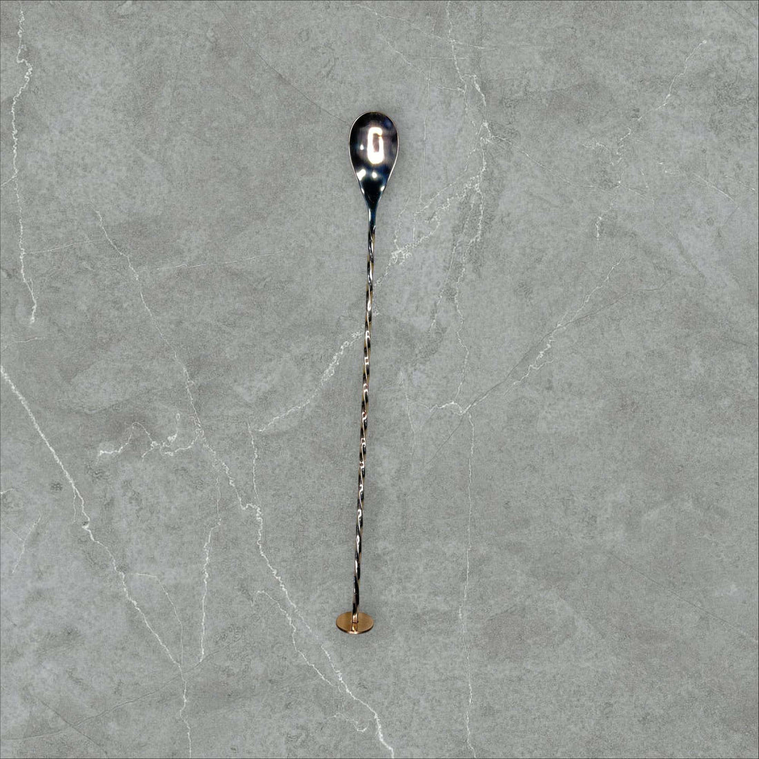 Cuchara de cóctel de metal plateado vintage con mango largo y espiral, ideal para decoración de bar en estilo retro elegante.