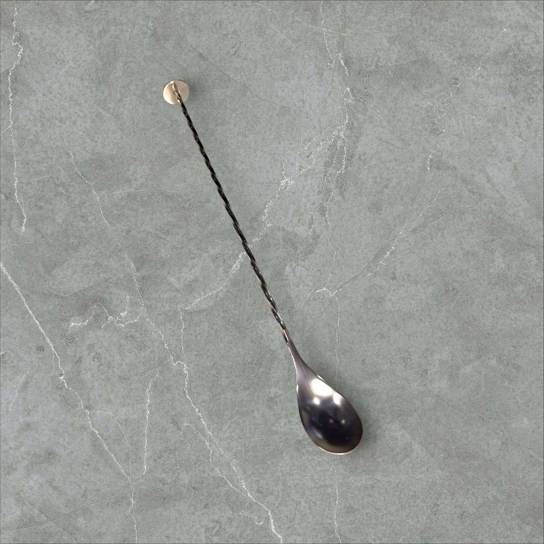 Cuchara de cóctel de metal plateado vintage con mango largo y espiral, ideal para decoración de bar en estilo retro elegante.