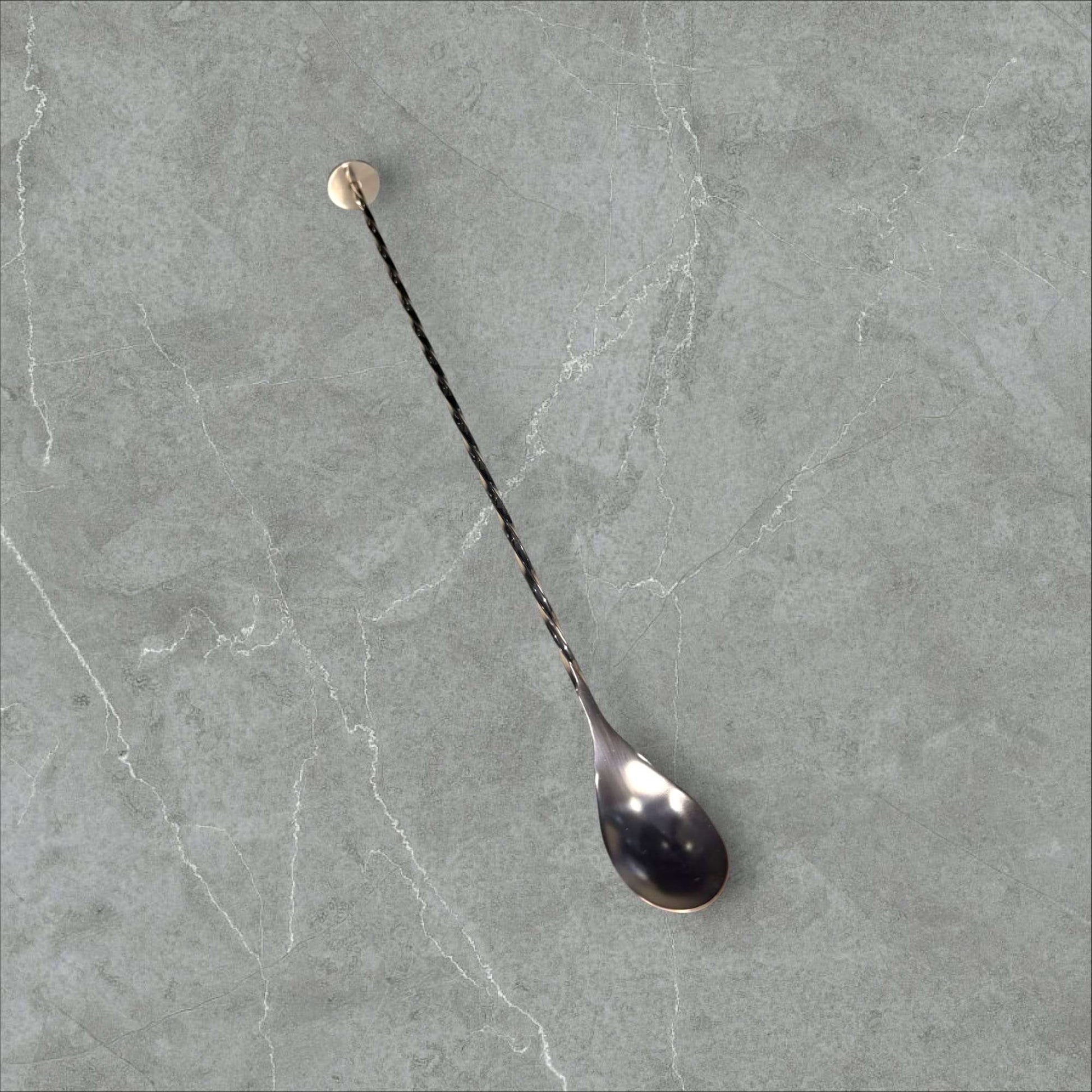 Cuchara de cóctel de metal plateado vintage con mango largo y espiral, ideal para decoración de bar en estilo retro elegante.