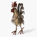 Gallo de forja decorativo artesanal con acabado rústico en tonos oscuros y detalles rojos. Pieza única de alta calidad para decoración vintage.