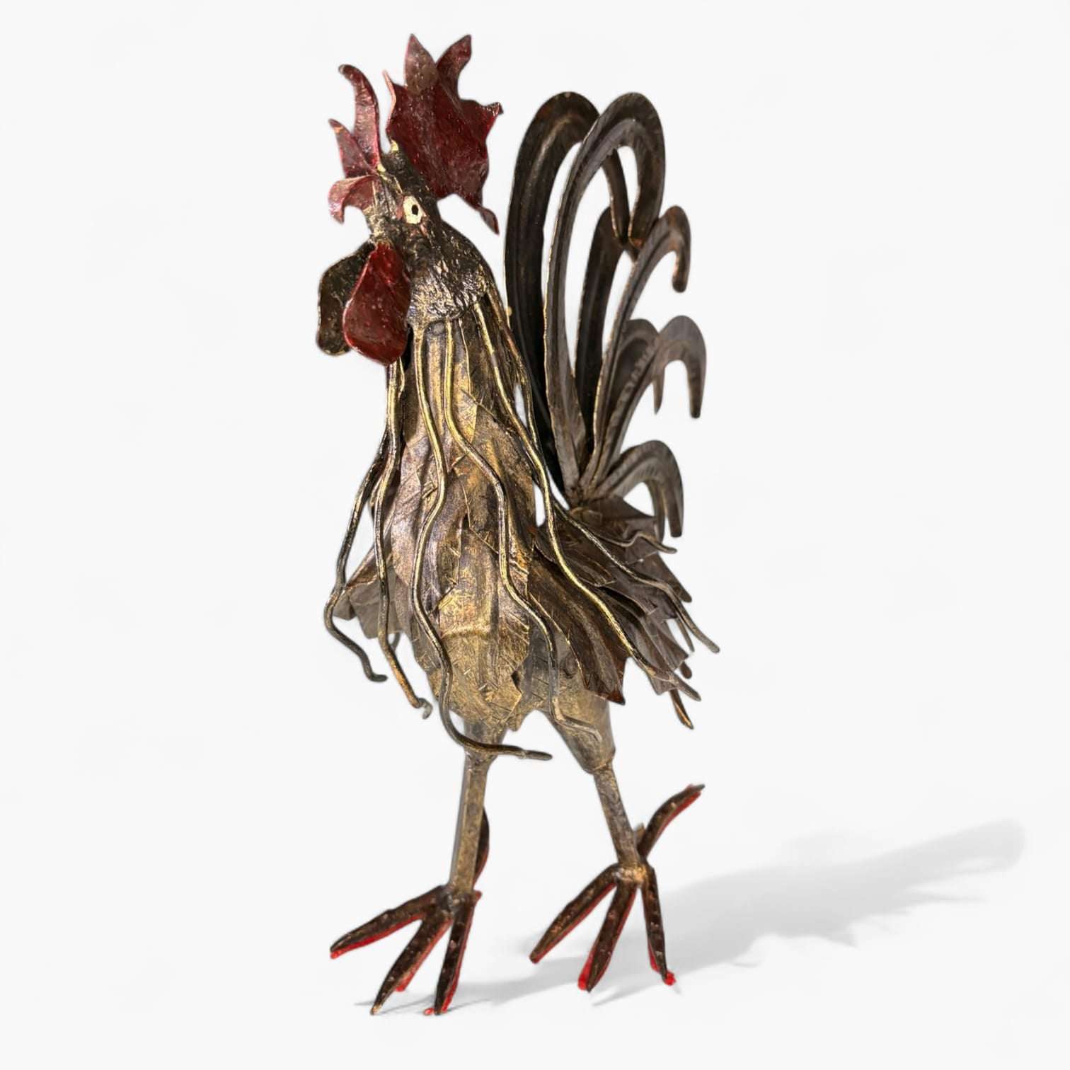 Gallo de forja decorativo artesanal con acabado rústico en tonos oscuros y detalles rojos. Pieza única de alta calidad para decoración vintage.