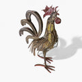 Gallo de forja decorativo artesanal con acabado envejecido, pieza única de alta calidad ideal para decoración rústica en hogar o jardín.