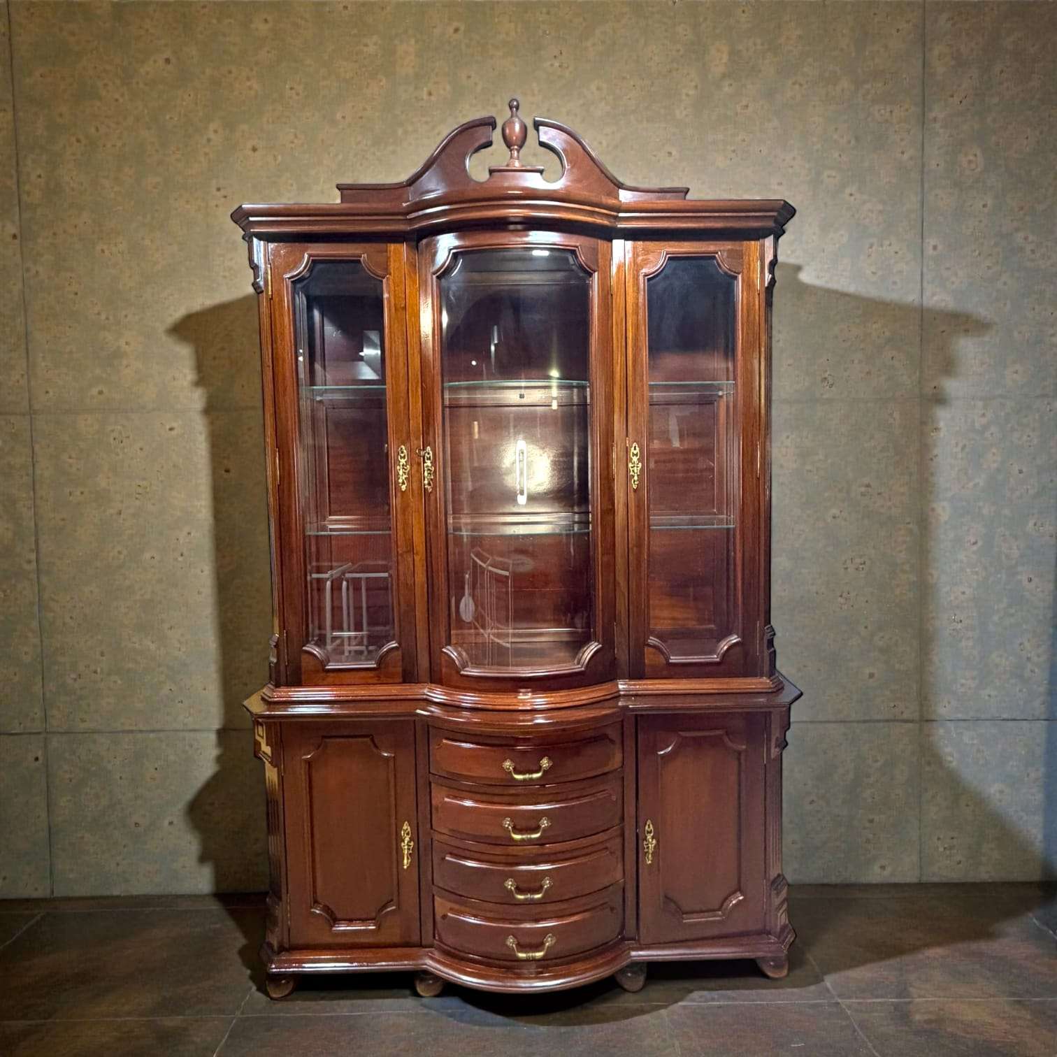 Vitrina de caoba clásica antigua con cristales biselados y detalles tallados, ideal para decoración de salón o comedor elegante.