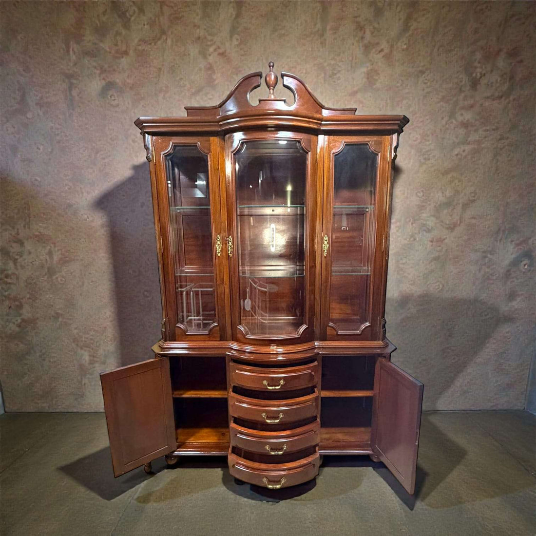 Vitrina de caoba clásica antigua con cristales biselados y detalles tallados, ideal para decoración de salón o comedor elegante.