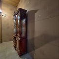 Vitrina de caoba clásica antigua con cristales biselados, diseño elegante con puertas acristaladas y cajones, ideal para comedor o salón.