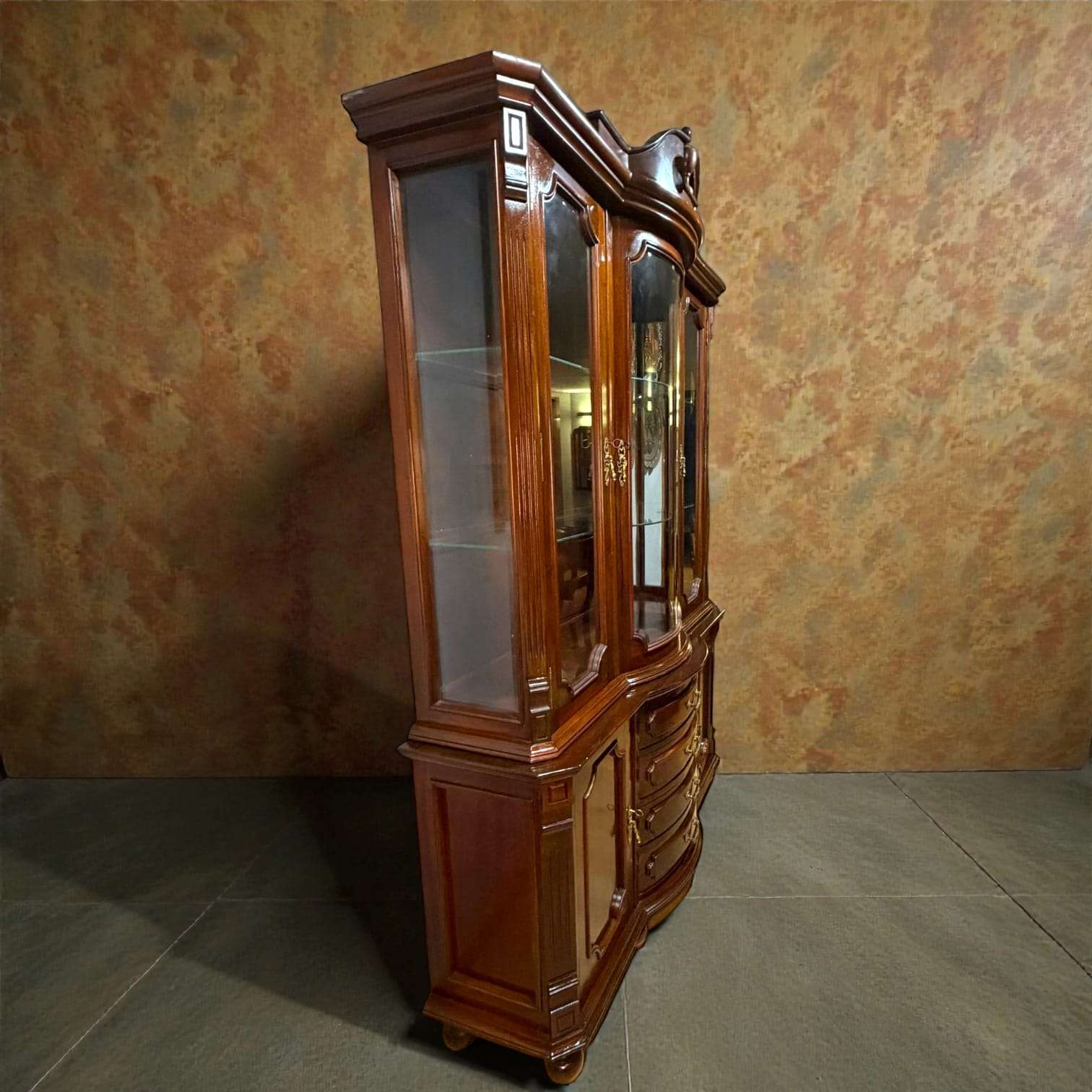 Vitrina de caoba clásica antigua con cristales biselados, diseño elegante con puertas acristaladas y cajones decorativos. Ideal para comedor o salón.
