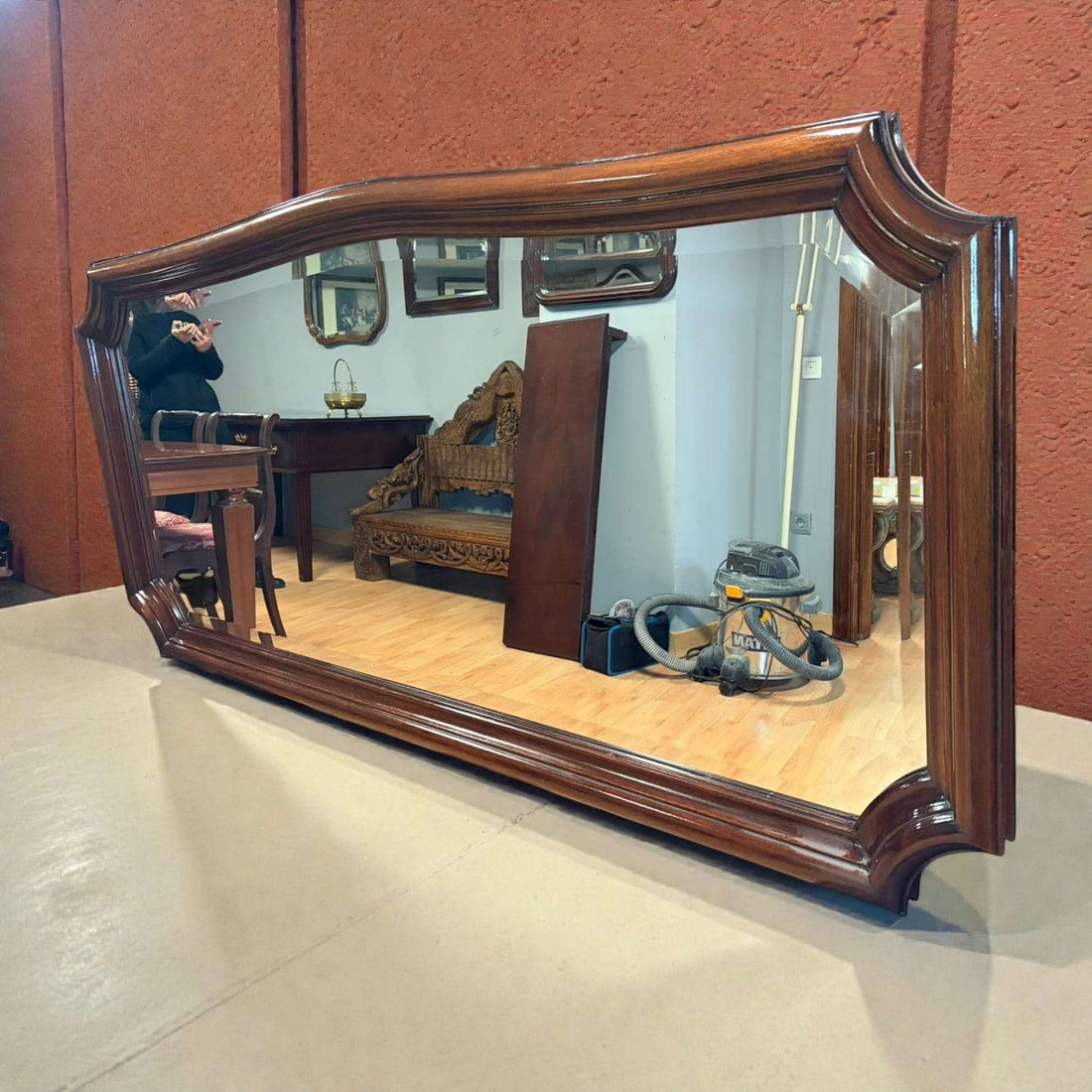 Espejo rectangular de caoba clásica con cristal biselado montado en pared, ideal para decoración de salones o recibidores elegantes.