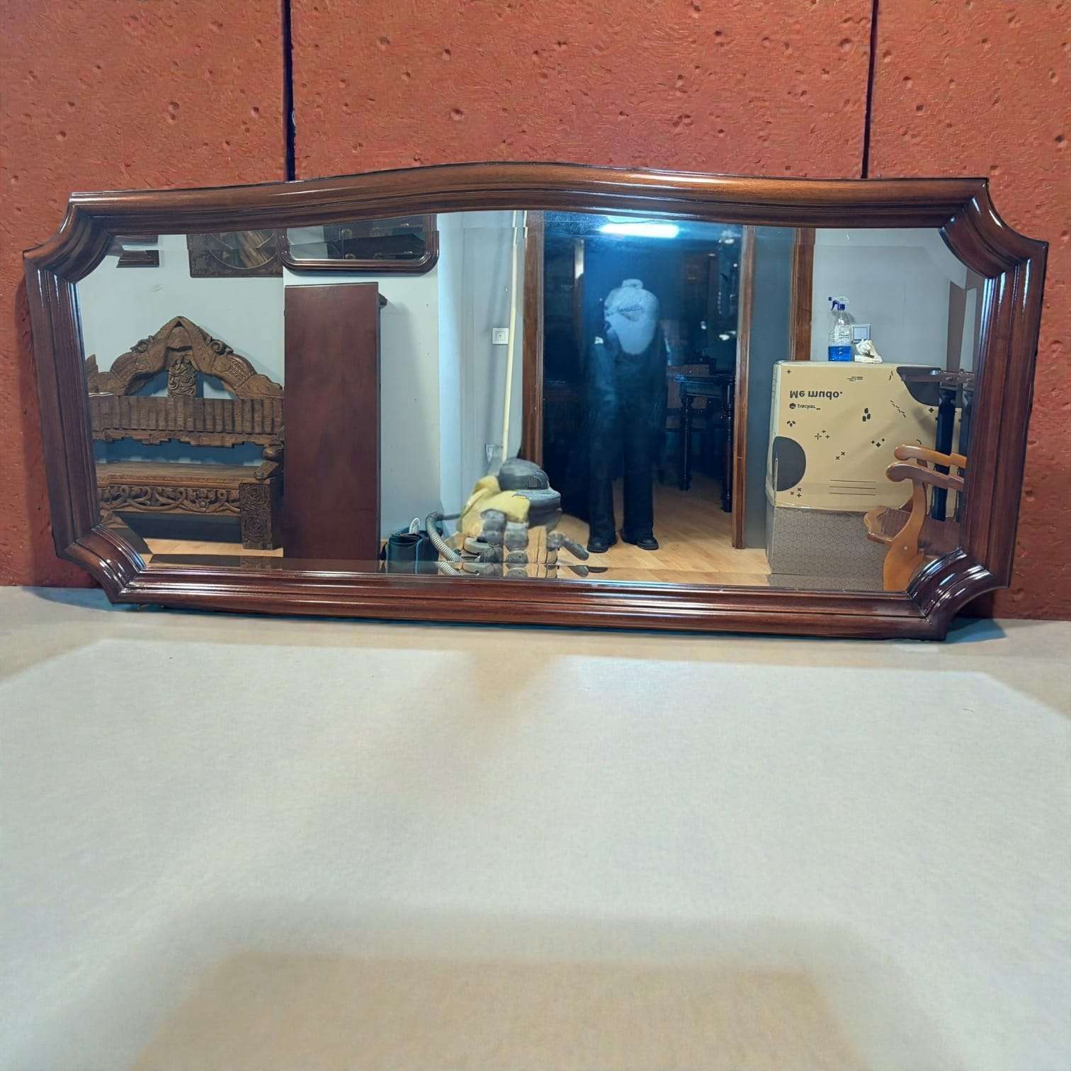 Espejo tocador rectangular de caoba con cristal biselado, pieza decorativa clásica perfecta para comedores o entradas.