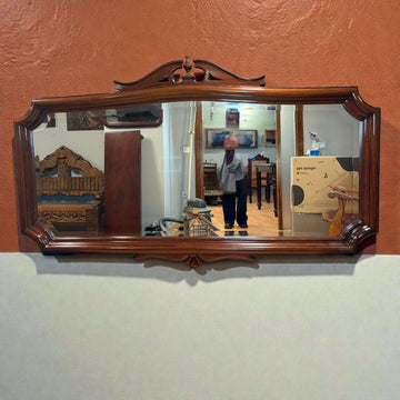 Espejo rectangular de caoba clásica con cristal biselado montado en pared, ideal para decoración de salones o recibidores elegantes.