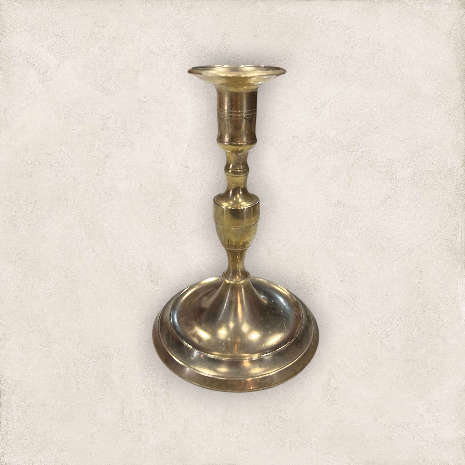 Candelabro clásico de metal dorado antiguo con detalles ornamentales, perfecto para decoración vintage en el hogar o eventos especiales.