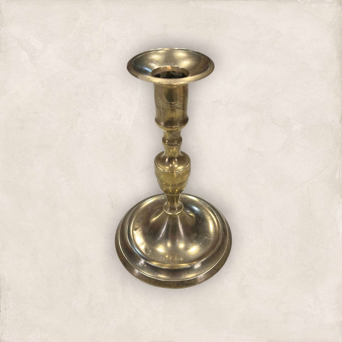 Candelabro de metal dorado antiguo con diseño clásico y acabado pulido, ideal para decoración de interiores en estilo vintage o tradicional.