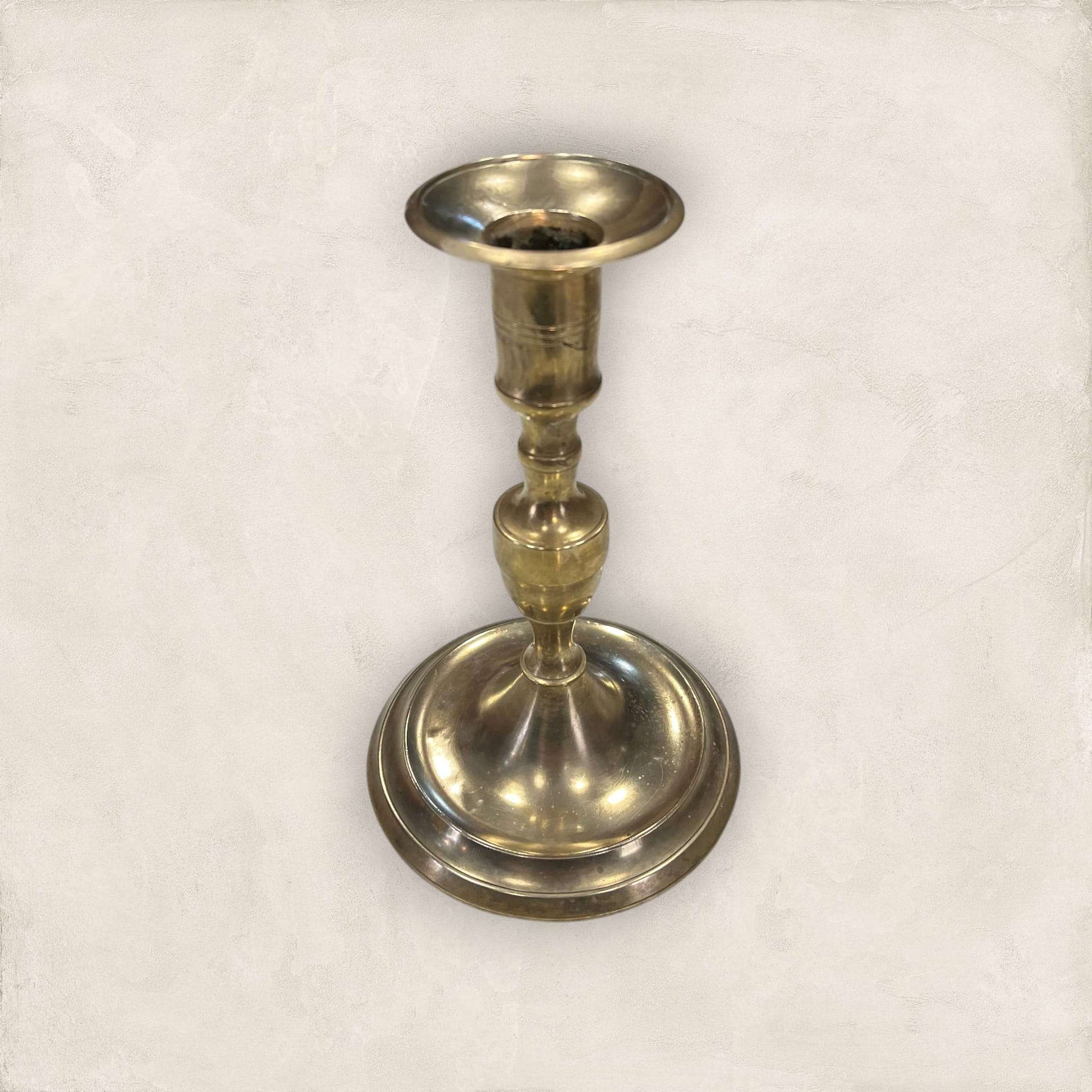 Candelabro de metal dorado antiguo con diseño clásico y acabado pulido, ideal para decoración de interiores en estilo vintage o tradicional.