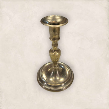 Candelabro de metal dorado antiguo con diseño clásico y acabado pulido, ideal para decoración de interiores en estilo vintage o tradicional.