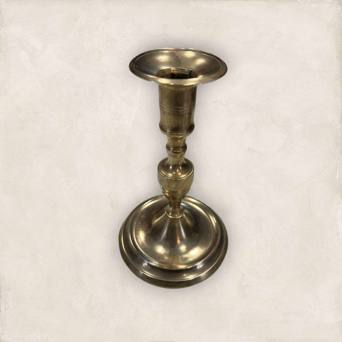 Candelabro de metal dorado antiguo con diseño clásico y acabado pulido, ideal para decoración de interiores en estilo vintage o tradicional.