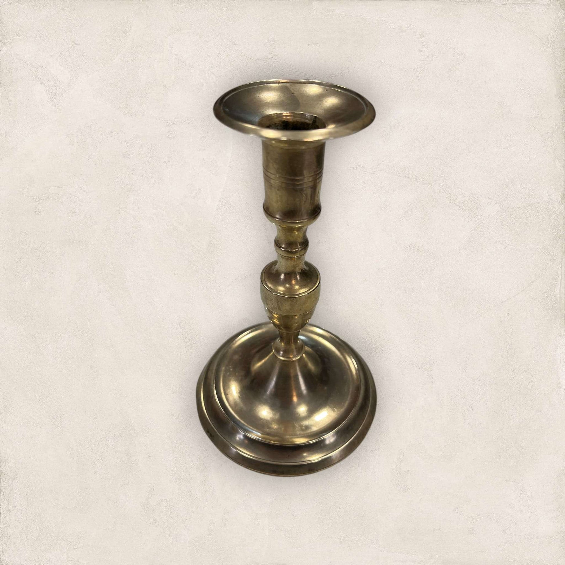 Elegante candelabro de metal dorado antiguo, pieza decorativa perfecta para iluminación clásica en eventos o espacios del hogar.