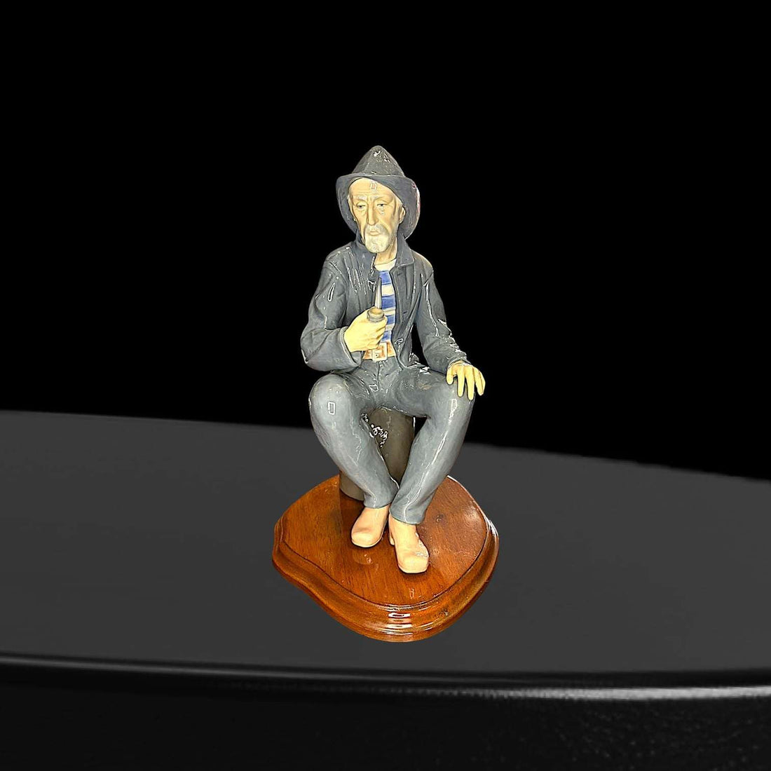 Figura artesanal Lladró de marinero fumando pipa, sentado sobre base de madera. Decoración de porcelana para hogar, pieza de colección única.