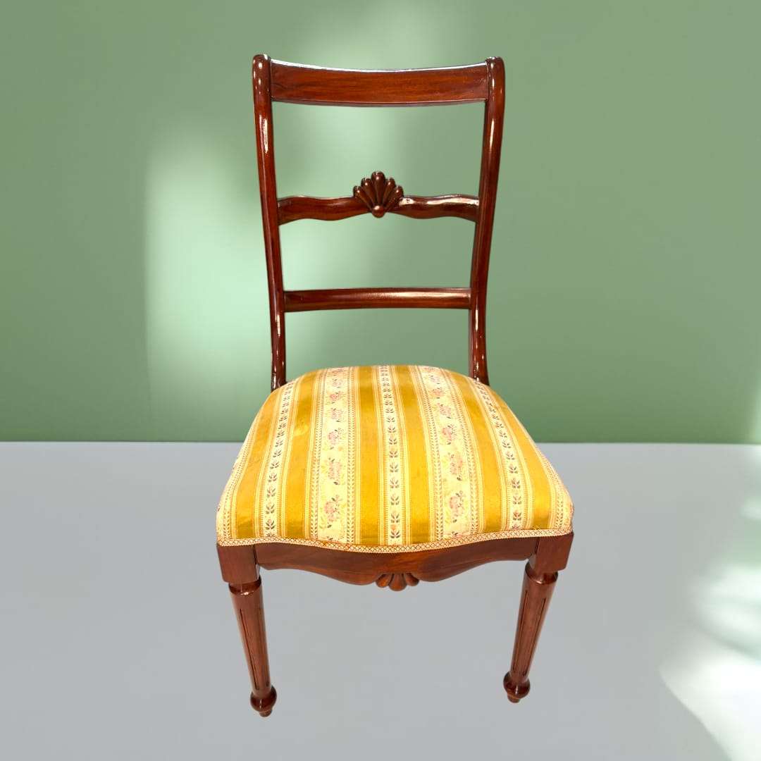 Silla de caoba clásica con asiento tapizado en tela amarilla. Parte del lote de 6 sillas y 2 sillones para ambientes elegantes.