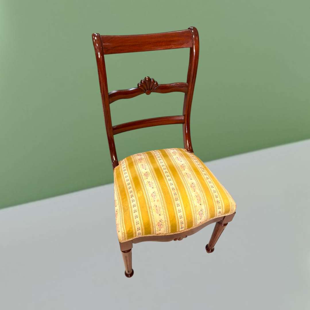 Silla de caoba clásica tapizada en tela amarilla con rayas y flores. Pieza del lote de 6 sillas y 2 sillones para espacios distinguidos.