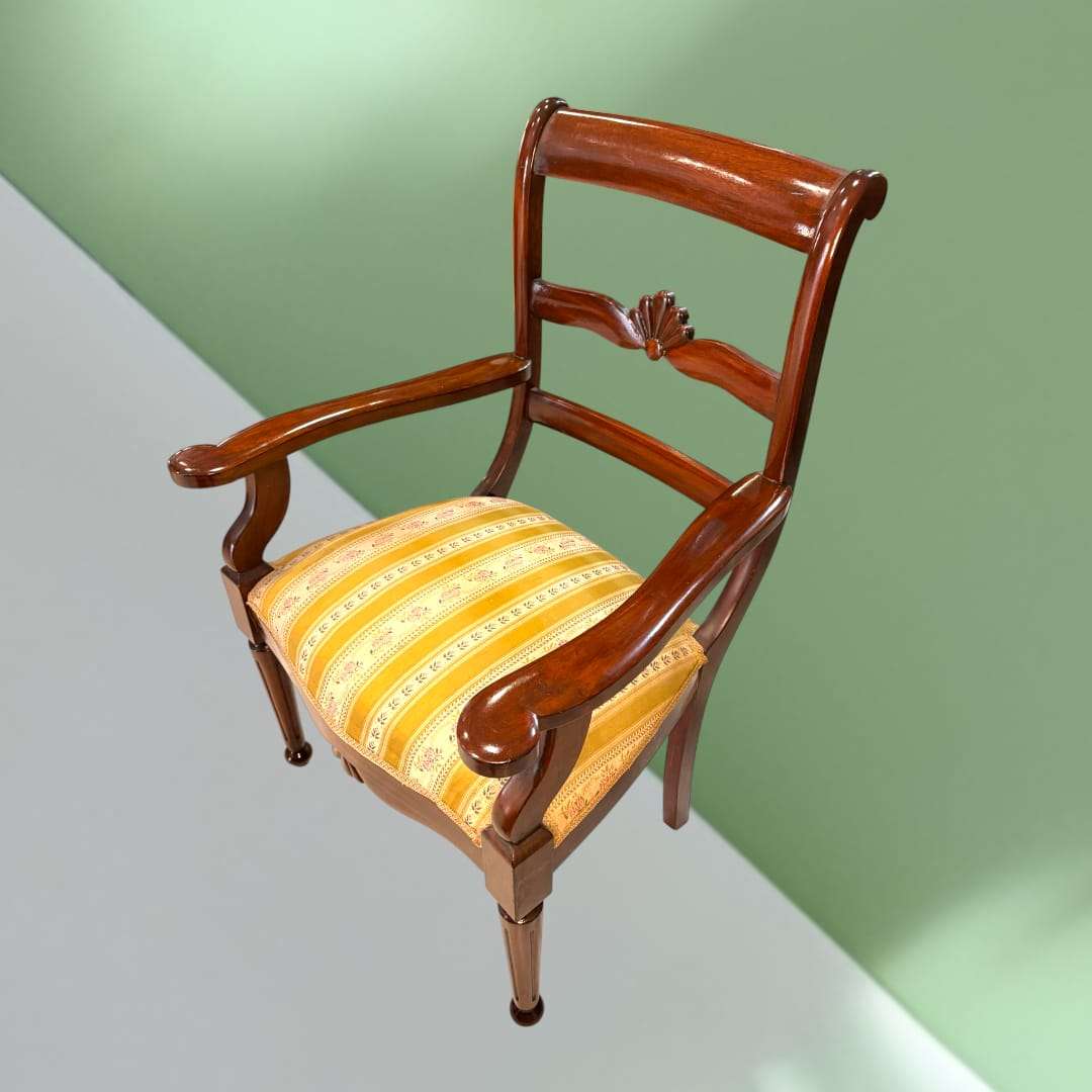 Sillón de caoba clásica con brazos curvos y asiento tapizado a rayas. Parte del lote de 6 sillas y 2 sillones para decoración señorial.