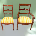 Comparativa de silla y sillón de caoba clásica tapizados en amarillo. Conjunto decorativo ideal para comedores de estilo tradicional.