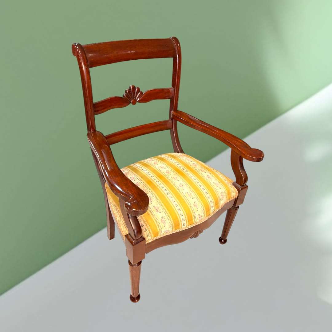 Sillón de caoba con respaldo tallado y asiento tapizado a rayas. Incluido en el lote de 6 sillas y 2 sillones para decoración refinada.