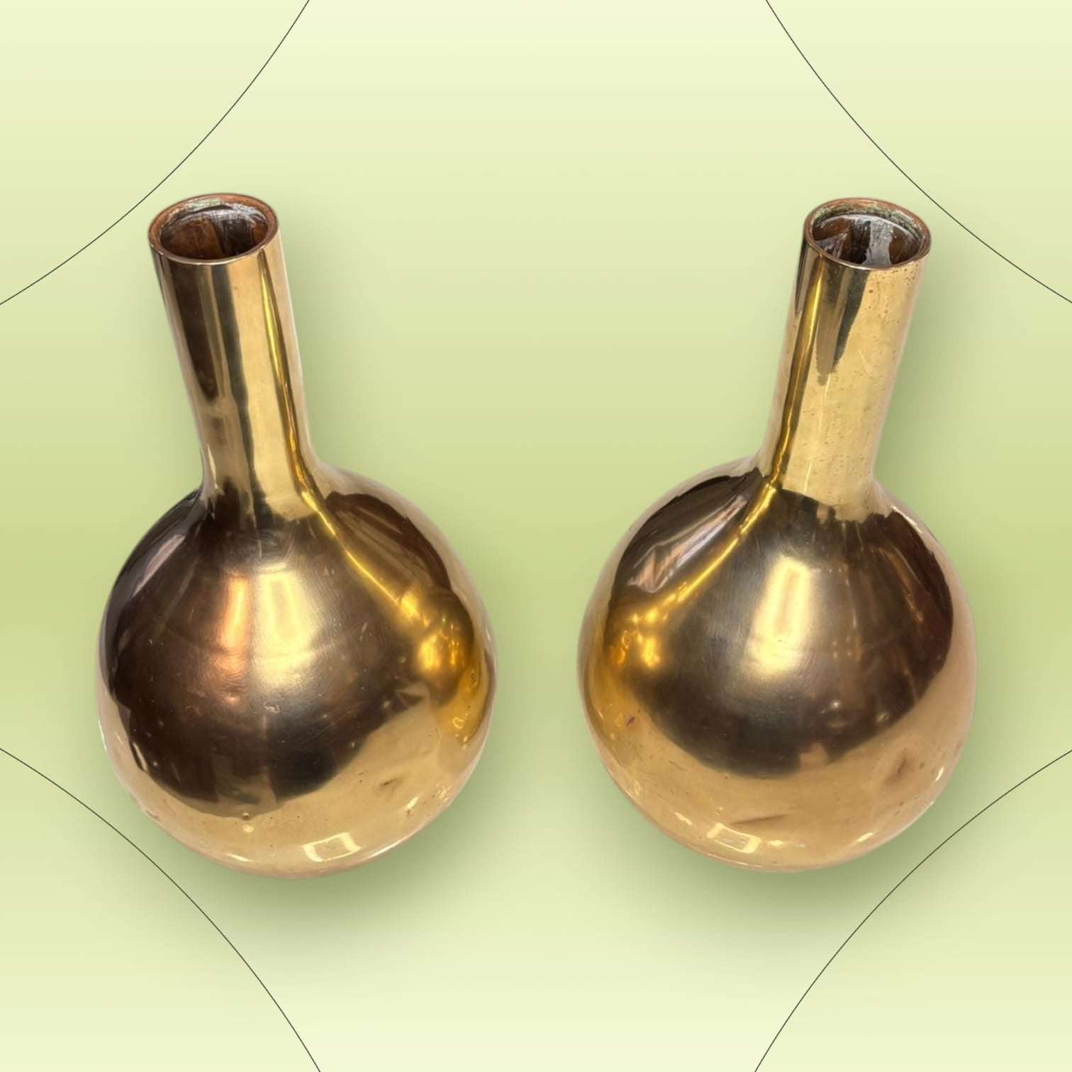 Jarrones de metal dorado vintage años 70 con cuello estrecho y acabado brillante. Decoración elegante y limitada para interiores con estilo retro.