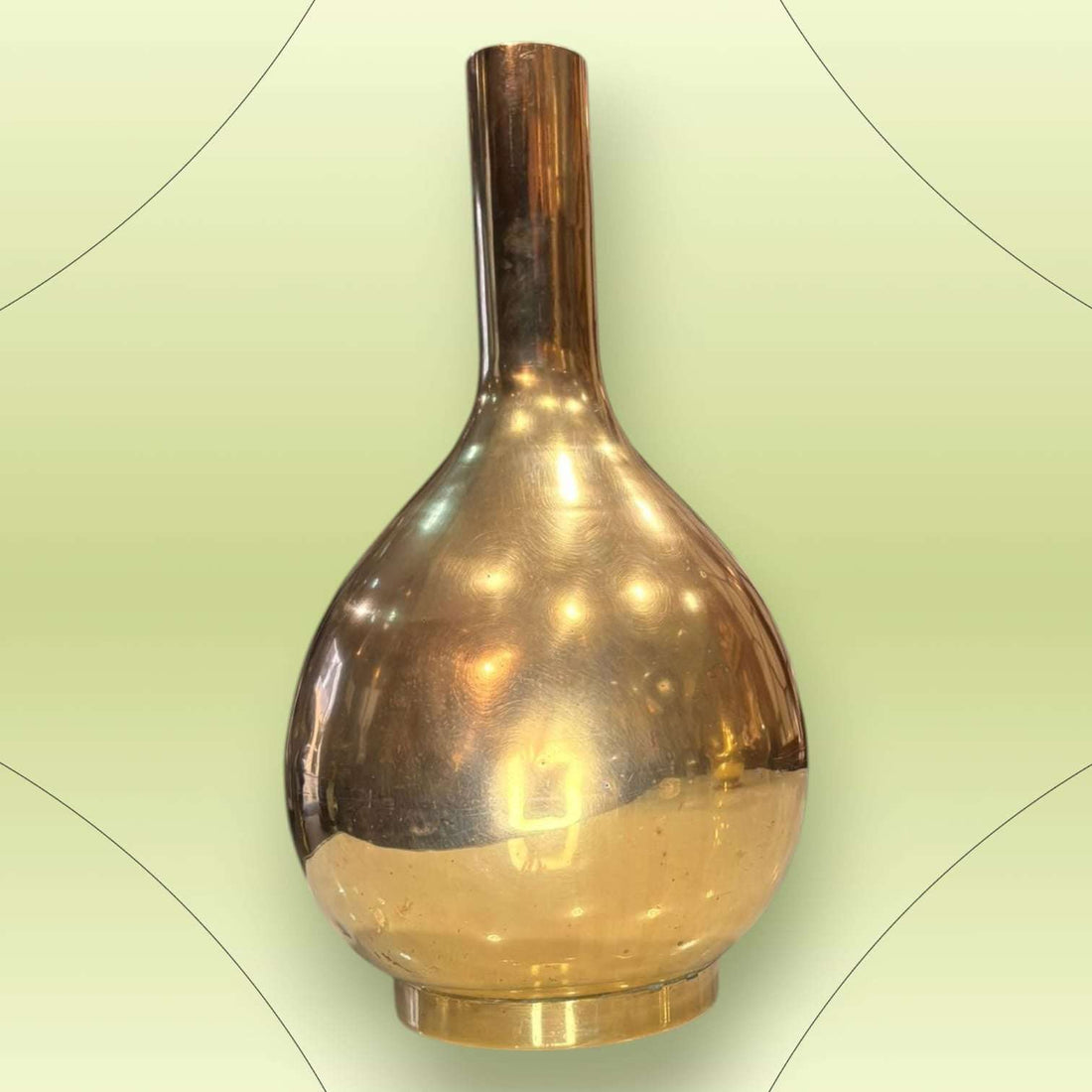 Jarrones de metal dorado vintage años 70 con cuello estrecho y acabado brillante. Decoración elegante y limitada para interiores con estilo retro.